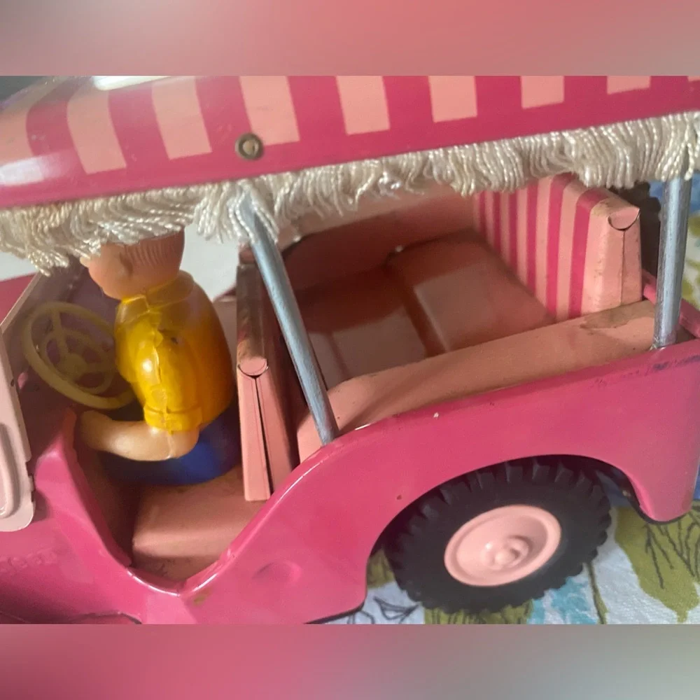 ‘60s Pink Metal Working Jeep